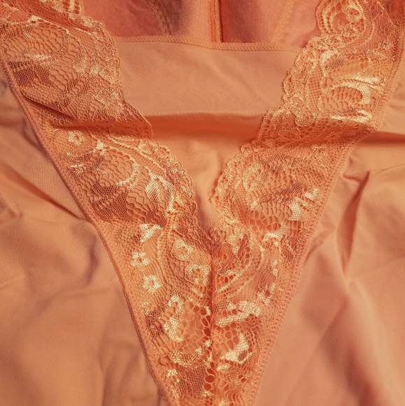 Pin-up lace Camisole - Picture 4 of 7